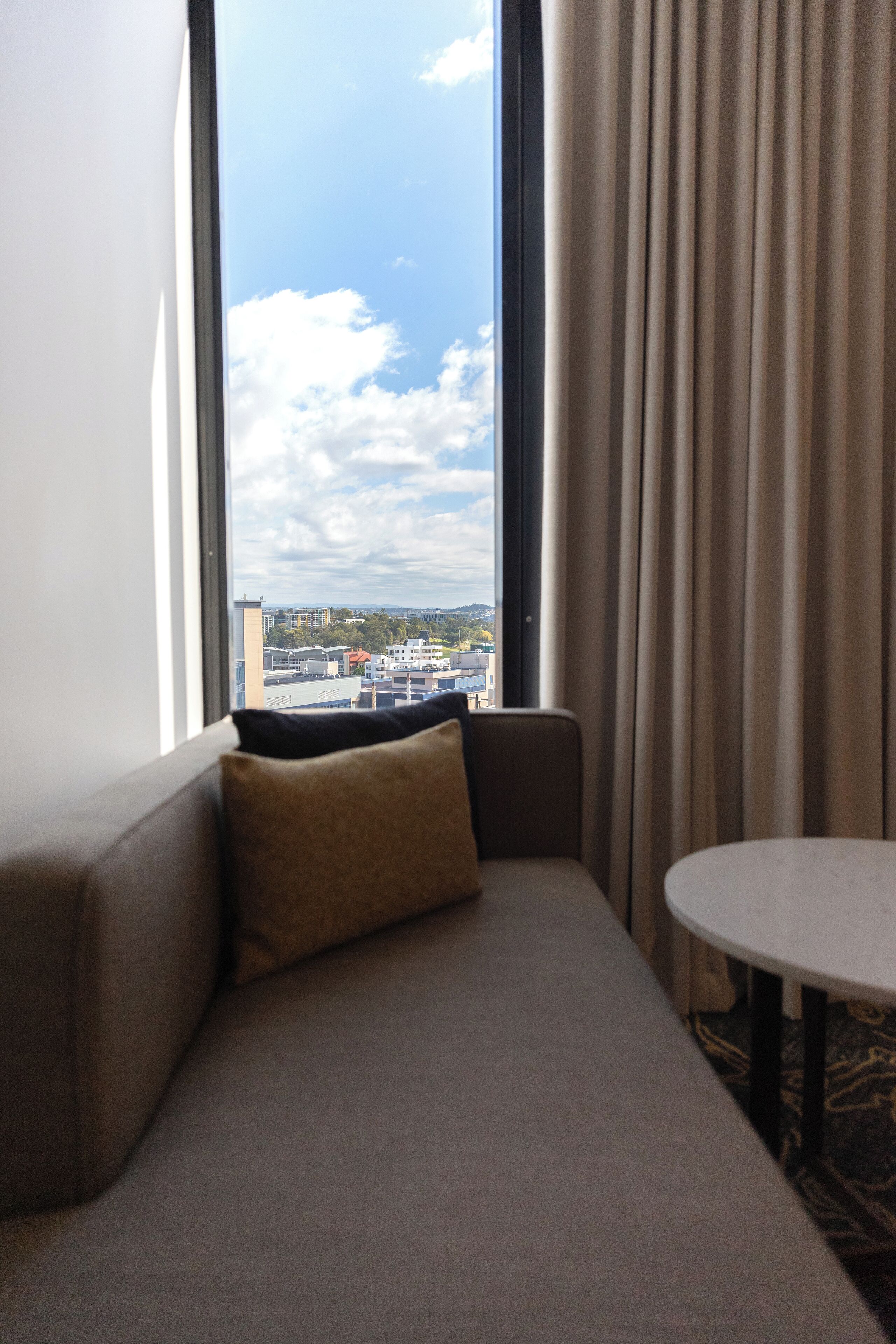 32-inch tv with cable channels, pay films