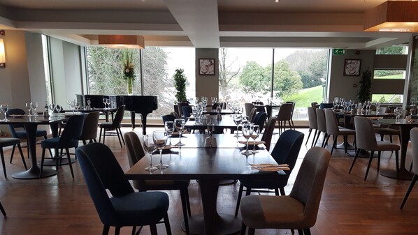 Petit déjeuner, déjeuner et dîner servis sur place