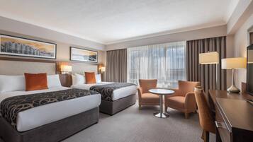 Deluxe Double and Single Room | Ropa de cama hipoalergénica y caja de seguridad en la habitación