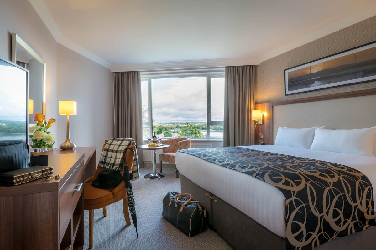 Deluxe King Room | Hypo-allergenic bedding, in-room safe, desk, laptop workspace