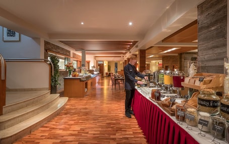 Desayuno completo diario (EUR 17.00 por persona)