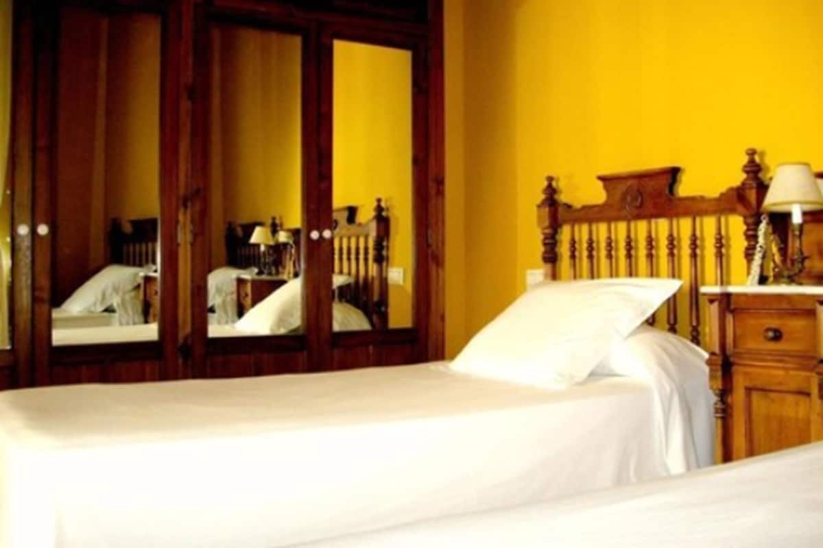 Standard Double Room | In-room safe, desk, soundproofing, iron/ironing board