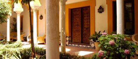 Svit | Utsikt mot innergård