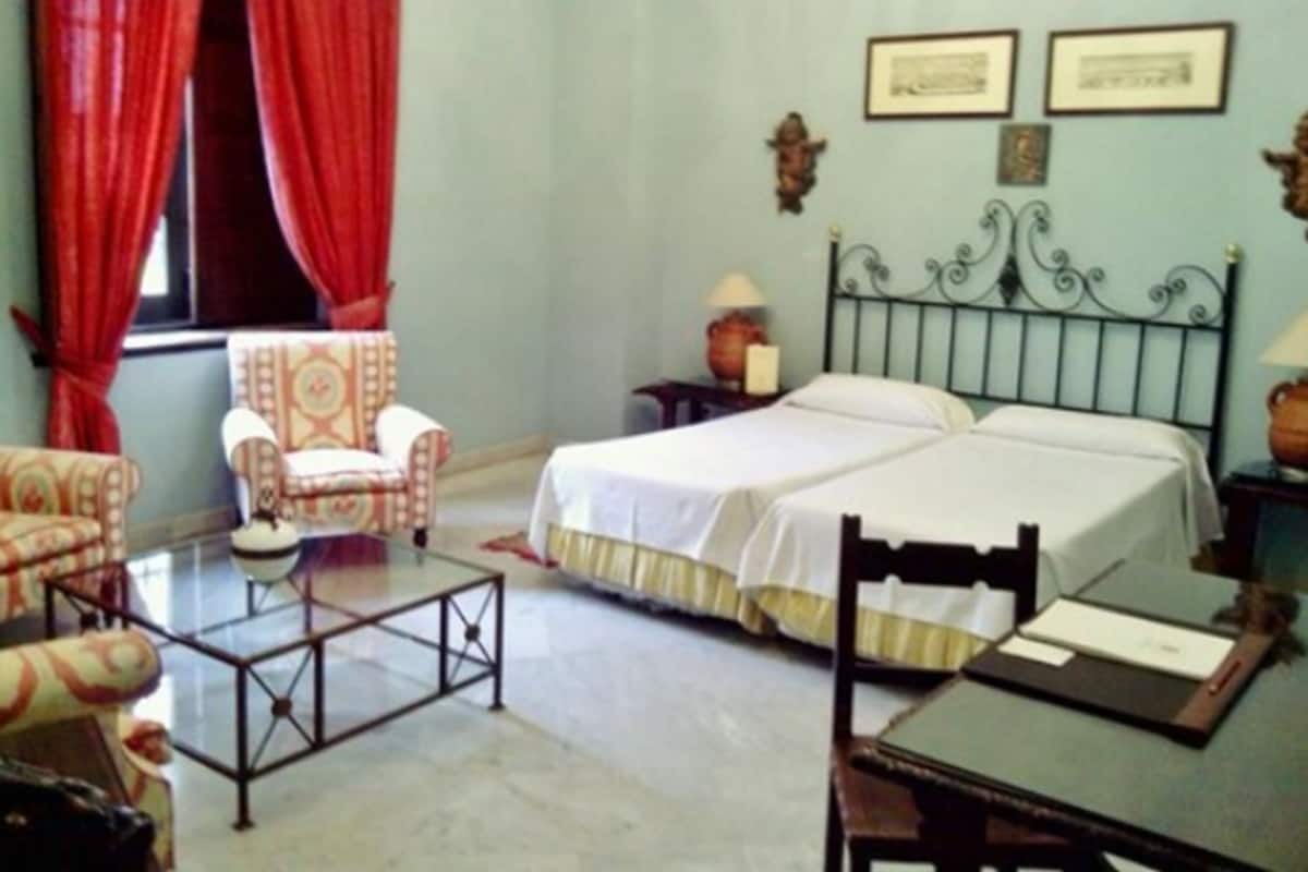 Quadruple Room | In-room safe, desk, soundproofing, iron/ironing board