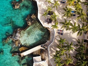 Privatstrand, Liegestühle, Massagen am Strand, Sporttauchen