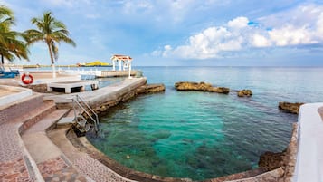 Playa privada, camastros, masajes en la playa y buceo