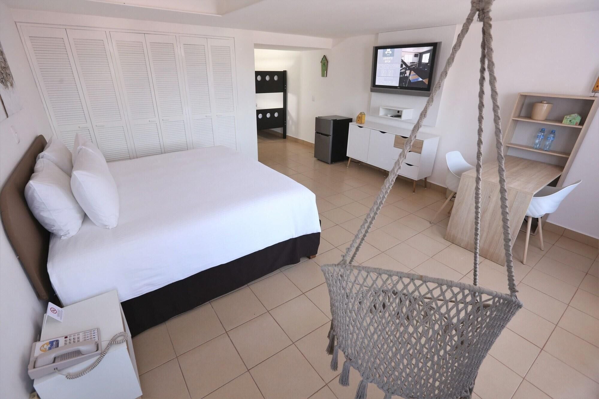 Cassaforte in camera, una scrivania, ferro/asse da stiro, lenzuola