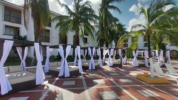 Een buitenzwembad, zwembadcabana's (toeslag)