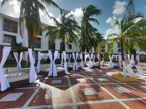 Outdoor pool, cabanas (surcharge), pool umbrellas