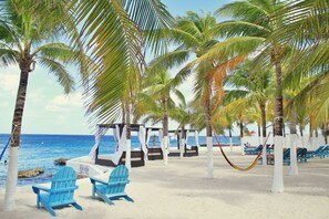 Plage privée, chaises longues, massages sur la plage