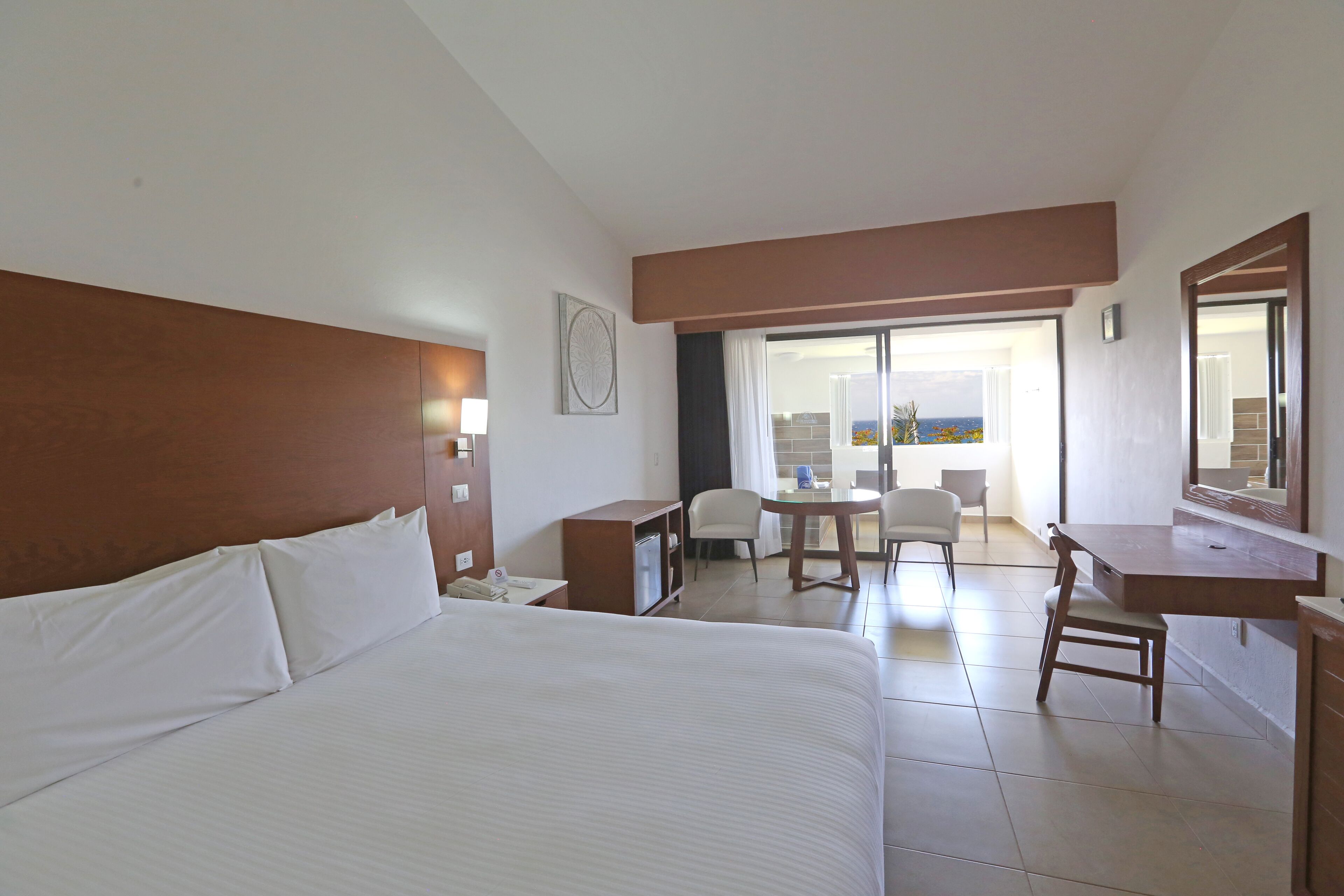 Caja fuerte, escritorio, tabla de planchar con plancha y ropa de cama