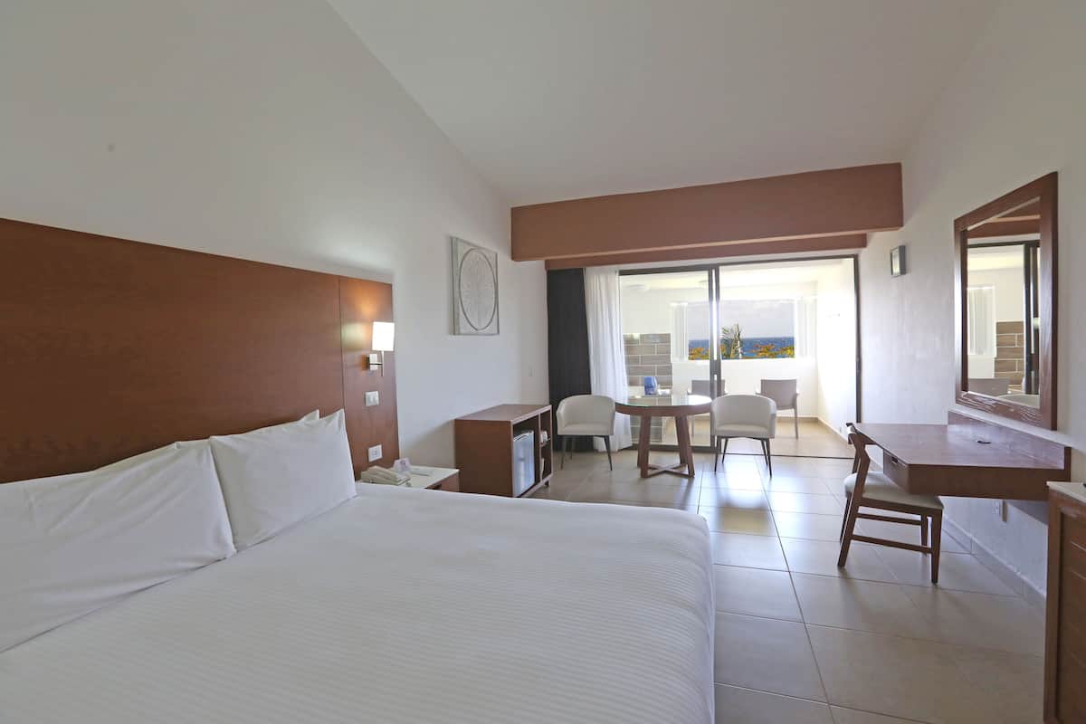 Caja fuerte, escritorio, tabla de planchar con plancha y ropa de cama