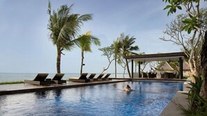 Outdoor pool - Santika Premiere Beach Resort (KUTA)