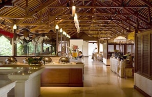 3 restaurants, breakfast served