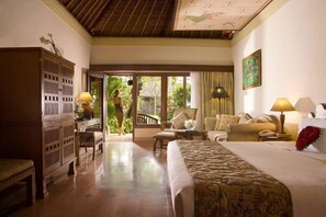 Bungalow, vistas al jardín | Minibar, caja fuerte, tabla de planchar con plancha y cunas gratuitas