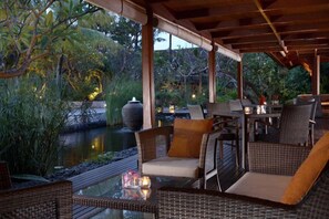 2 Bars/Lounges, Bar im Pool