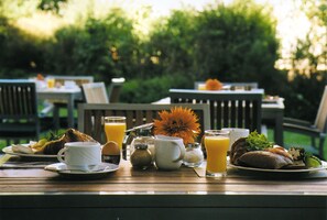 Der serveres frokost, aftensmad og regionale retter