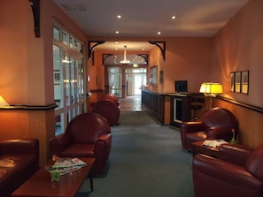 Bar-salon dans le hall