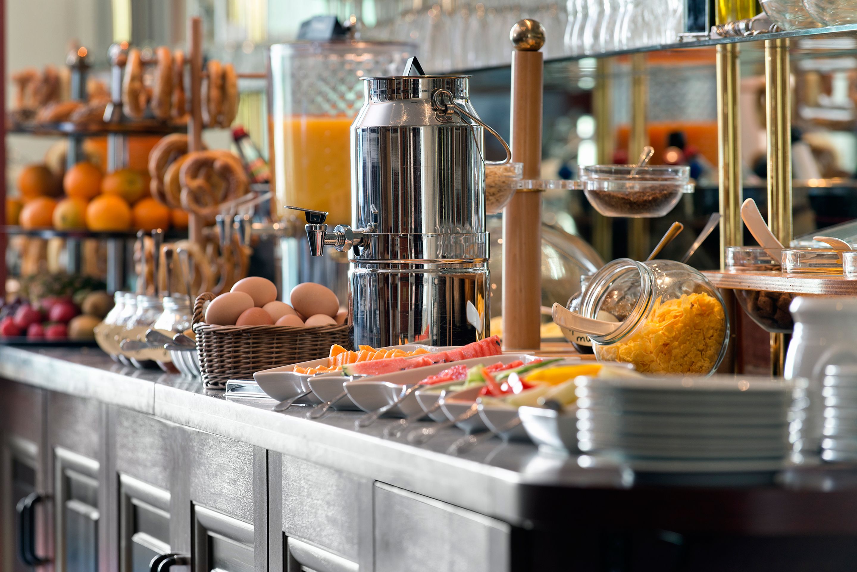 Una mesa de buffet con diversos alimentos y una máquina de café.