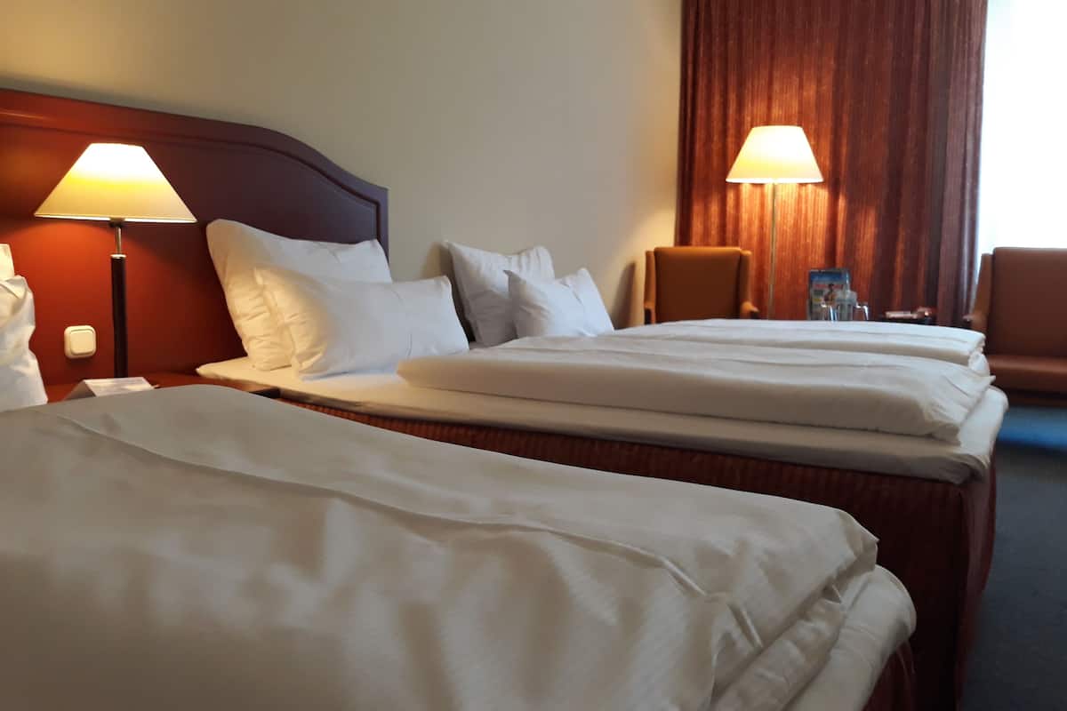 family room | 1 bedroom, hypo-allergenic bedding, desk, blackout curtains