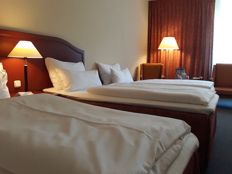 1 habitación, ropa de cama hipoalergénica y escritorio . Sorat Hotel Brandenburg