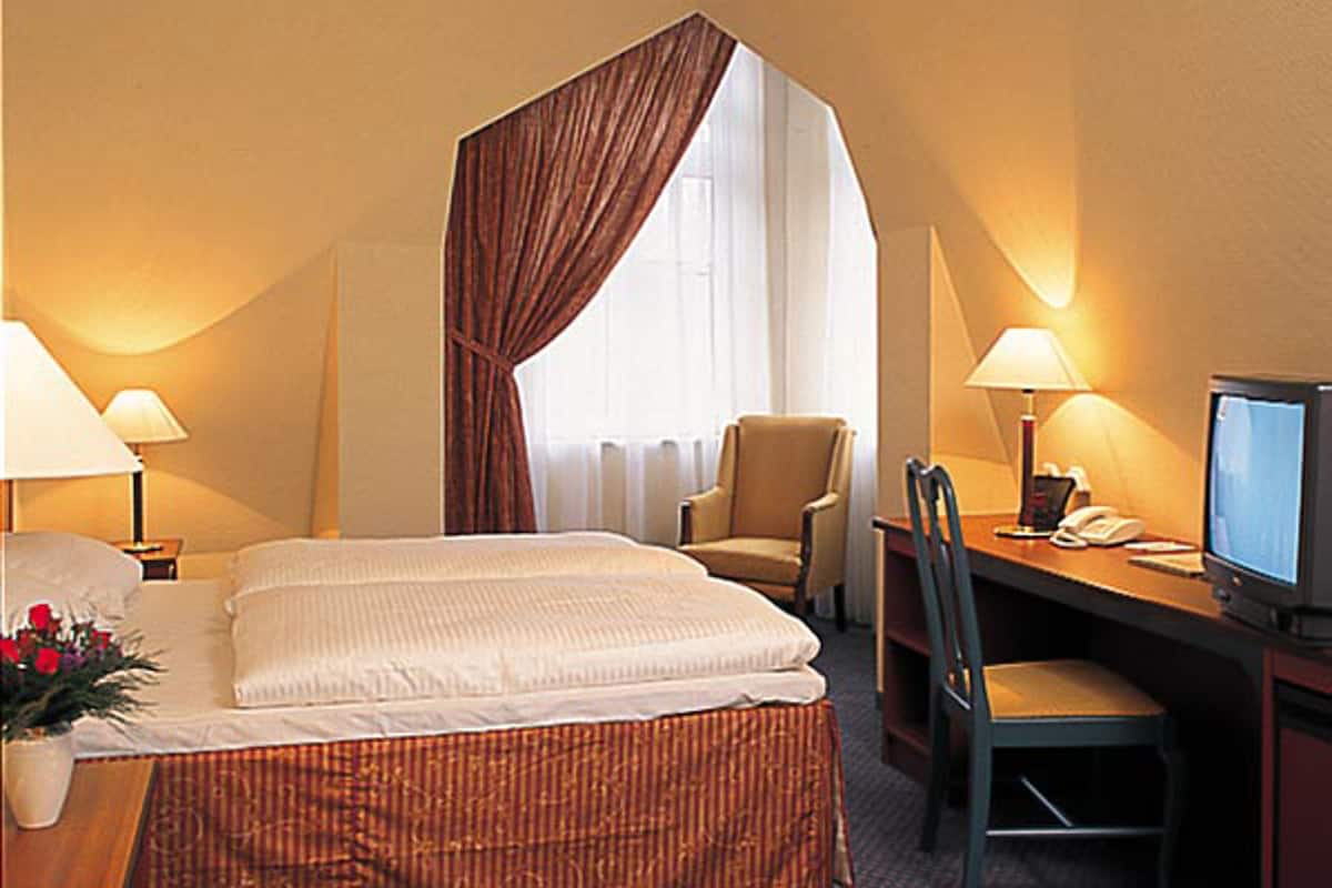 standard double room | 1 bedroom, hypo-allergenic bedding, desk, blackout curtains