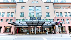 A hotel with a modern facade, a covered entrance, and a sign reading "Welcome Hotels". - Welcome Hotel Marburg (Marburg)