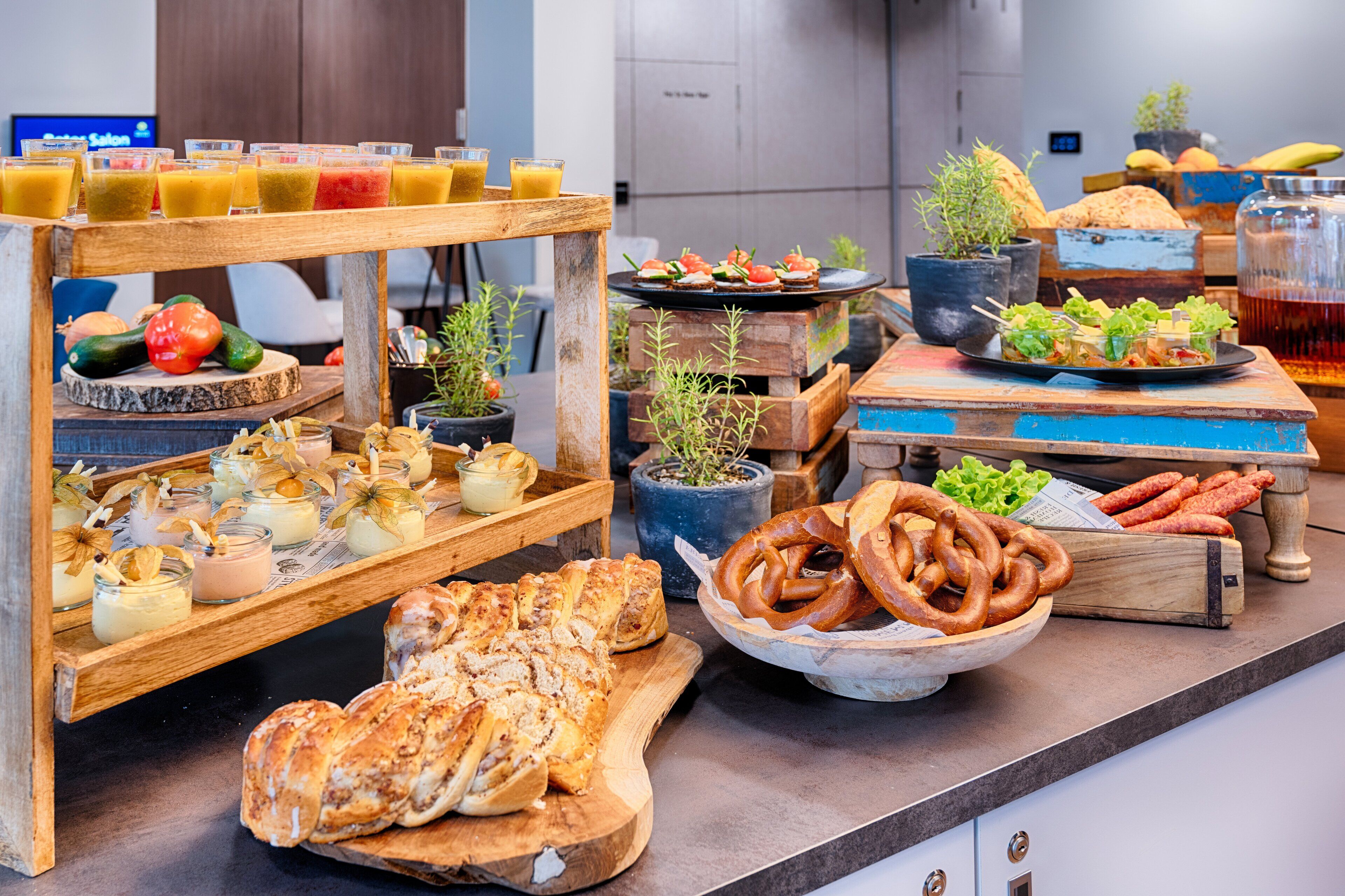 Un buffet proposant une variété de plats et de boissons.