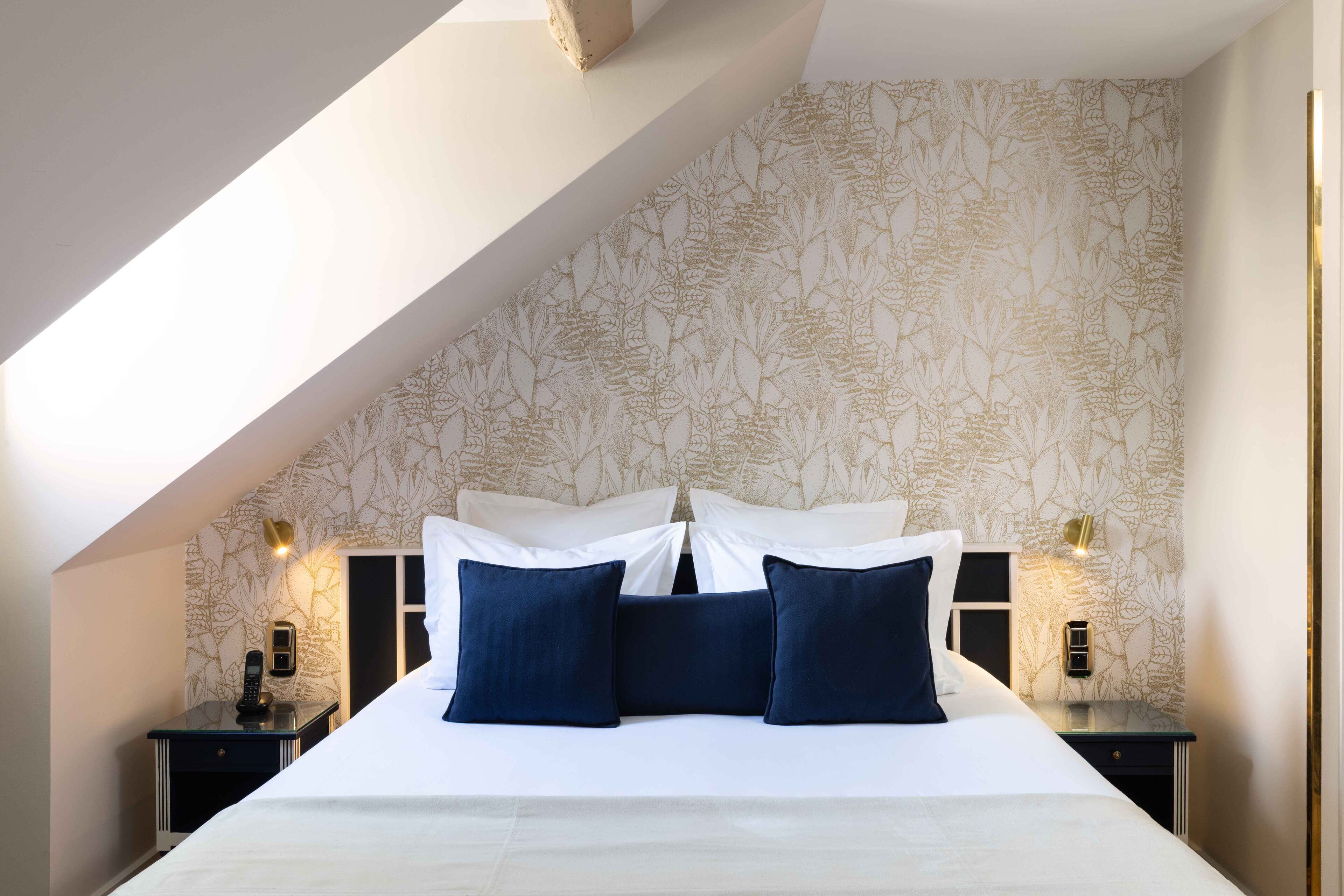 Ropa de cama de alta calidad y caja de seguridad en la habitación 