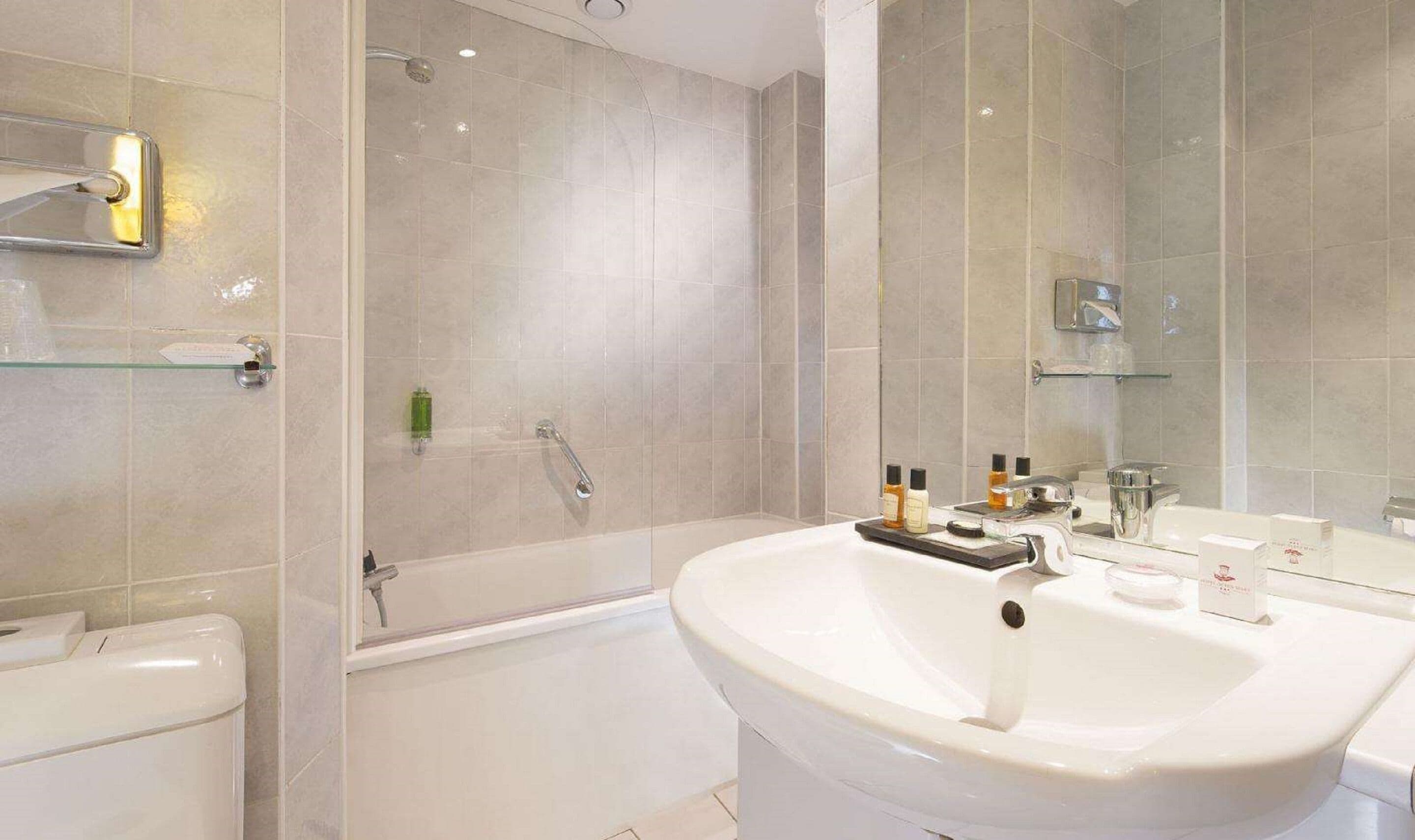suite | bathroom | shower, free toiletries, hair dryer, towels