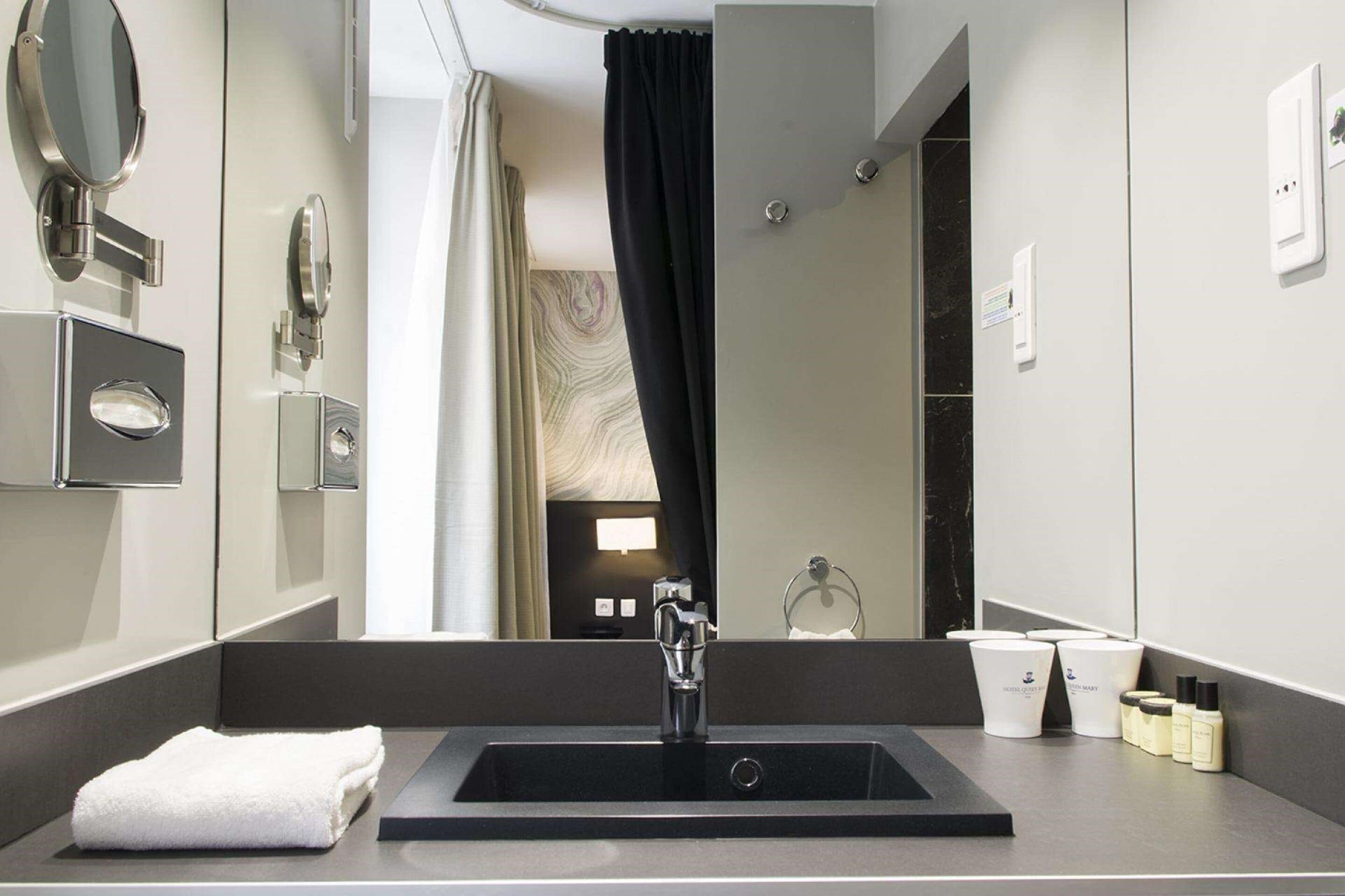 deluxe double room | bathroom | shower, free toiletries, hair dryer, towels