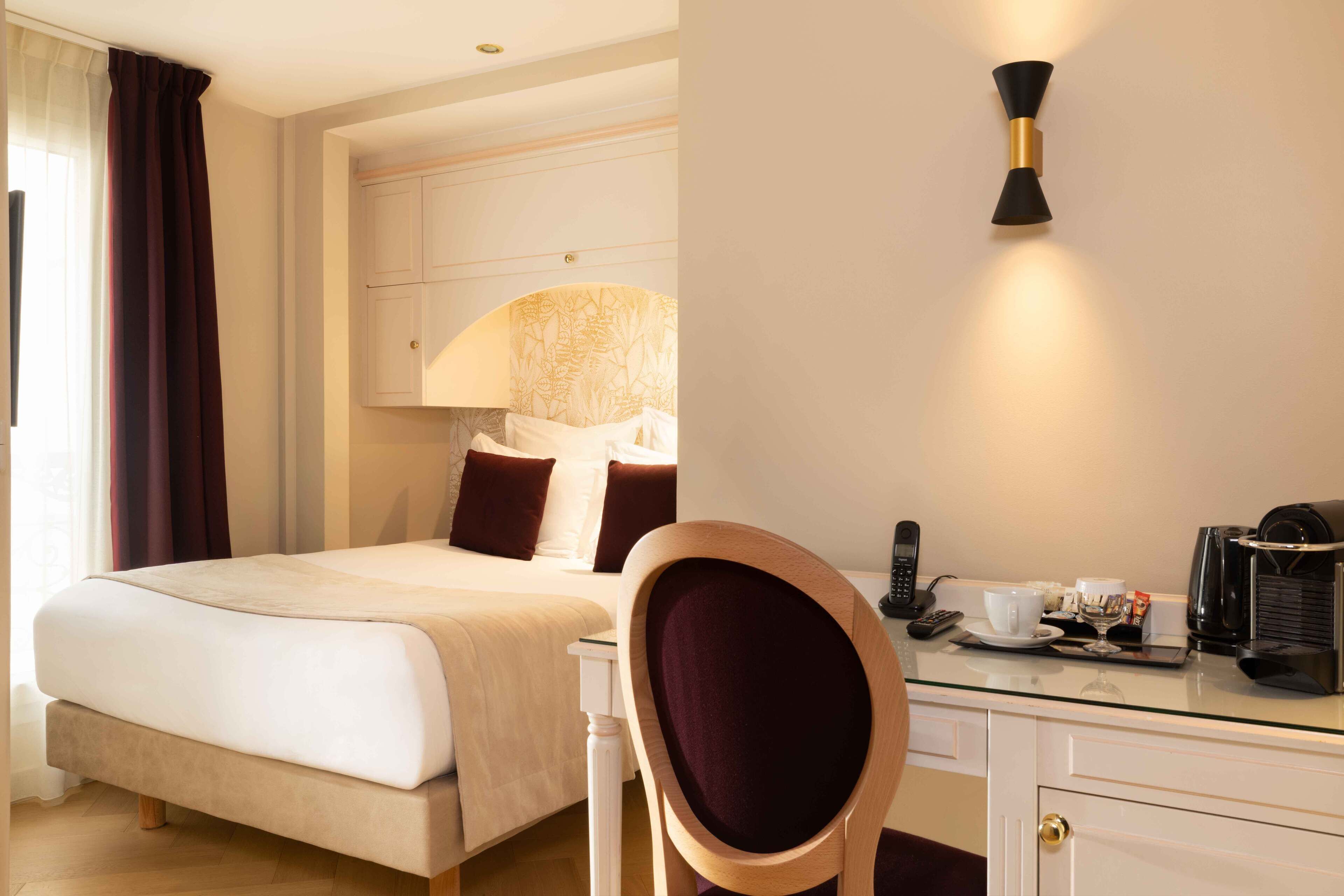 Ropa de cama de alta calidad y caja de seguridad en la habitación 