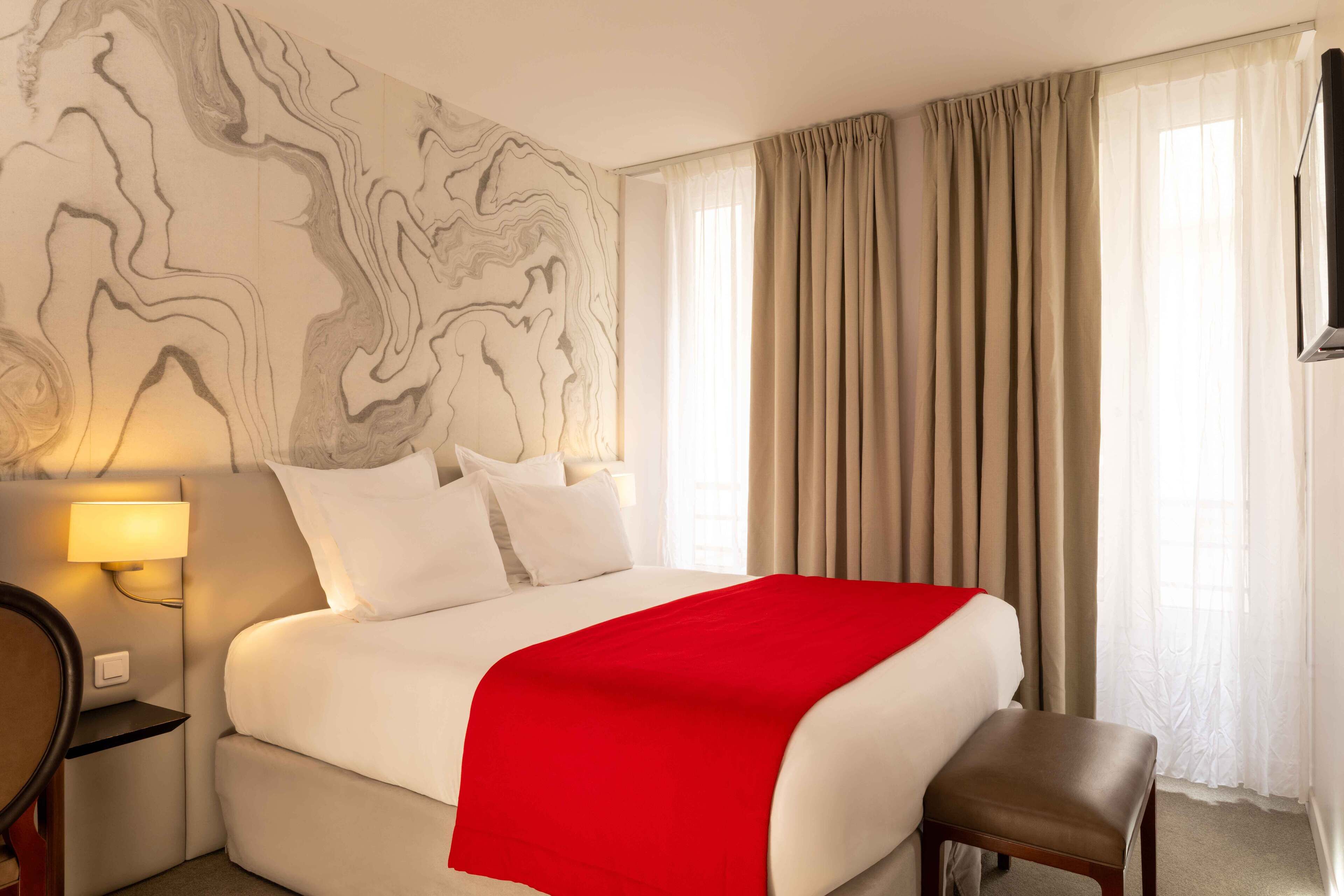 Ropa de cama de alta calidad y caja de seguridad en la habitación 