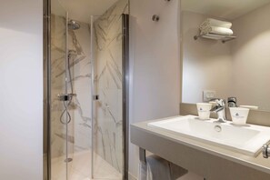Standard Double Room | Bilik Mandi | Pancuran mandi, kelengkapan dandanan diri percuma, pengering rambut 