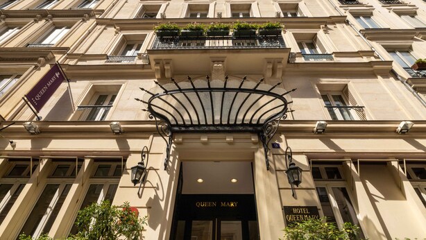 A building facade with the sign "Queen Mary Hotel" and a flag reading "Queen Mary." - Hotel Queen Mary Paris (Paris)