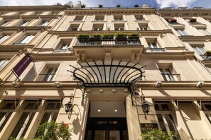 A building facade with the sign "Queen Mary Hotel" and a flag reading "Queen Mary." - Hotel Queen Mary Paris (Paris)