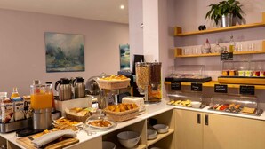A breakfast buffet with various food items and beverages. - Hotel Queen Mary Paris (Paris)