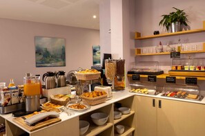 Desayuno buffet diario (EUR 16 por persona)