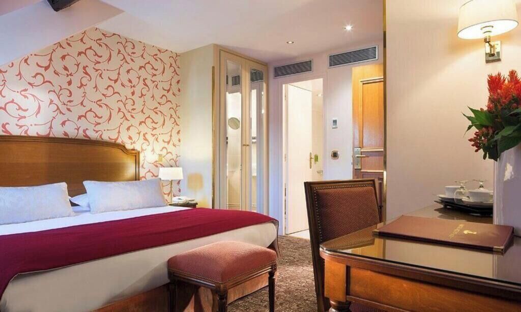 Premium bedding, in-room safe, desk, soundproofing
