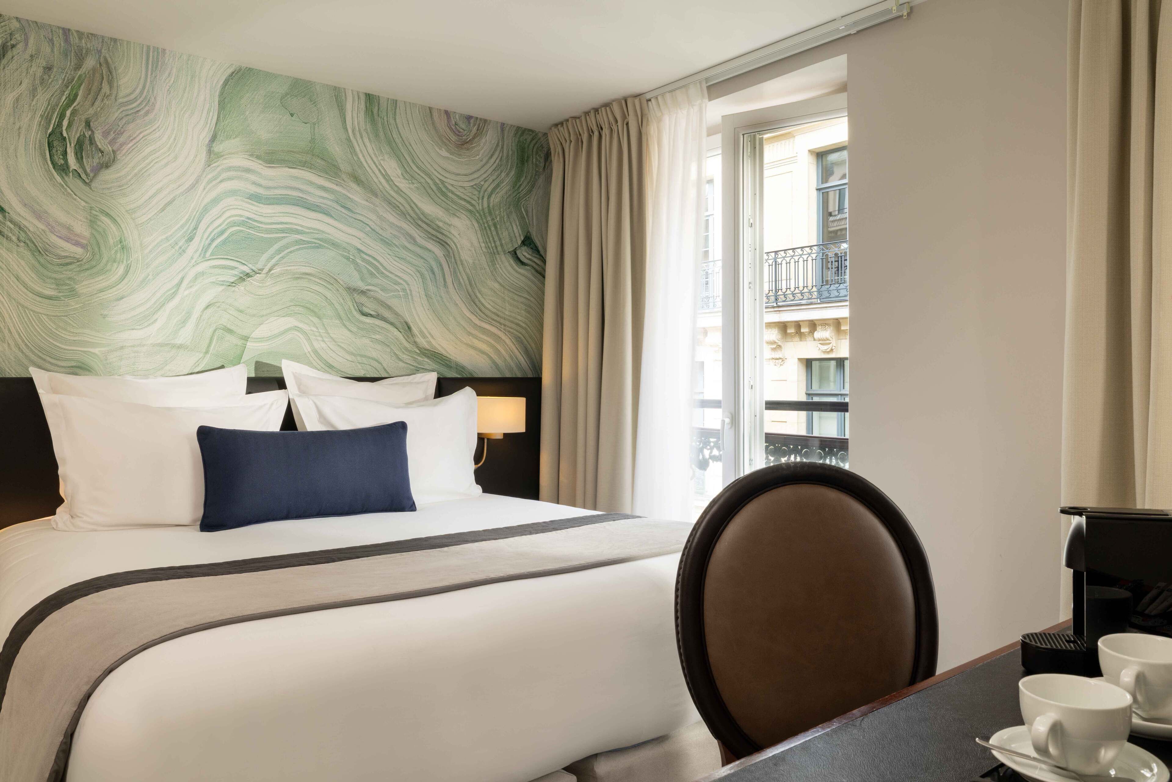 Ropa de cama de alta calidad y caja de seguridad en la habitación 