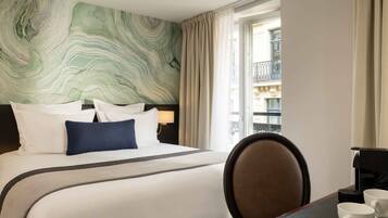 Ropa de cama de alta calidad y caja de seguridad en la habitación