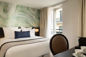 Ropa de cama de alta calidad y caja de seguridad en la habitación 