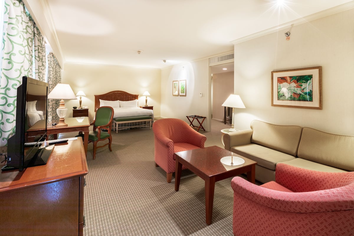 Deluxe Ocean Front Suite with Club Access and 1 King Bed