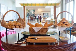 Daily cooked-to-order breakfast for a fee