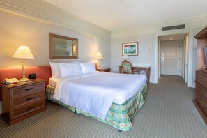 Club Level Ocean View with 1 King Bed