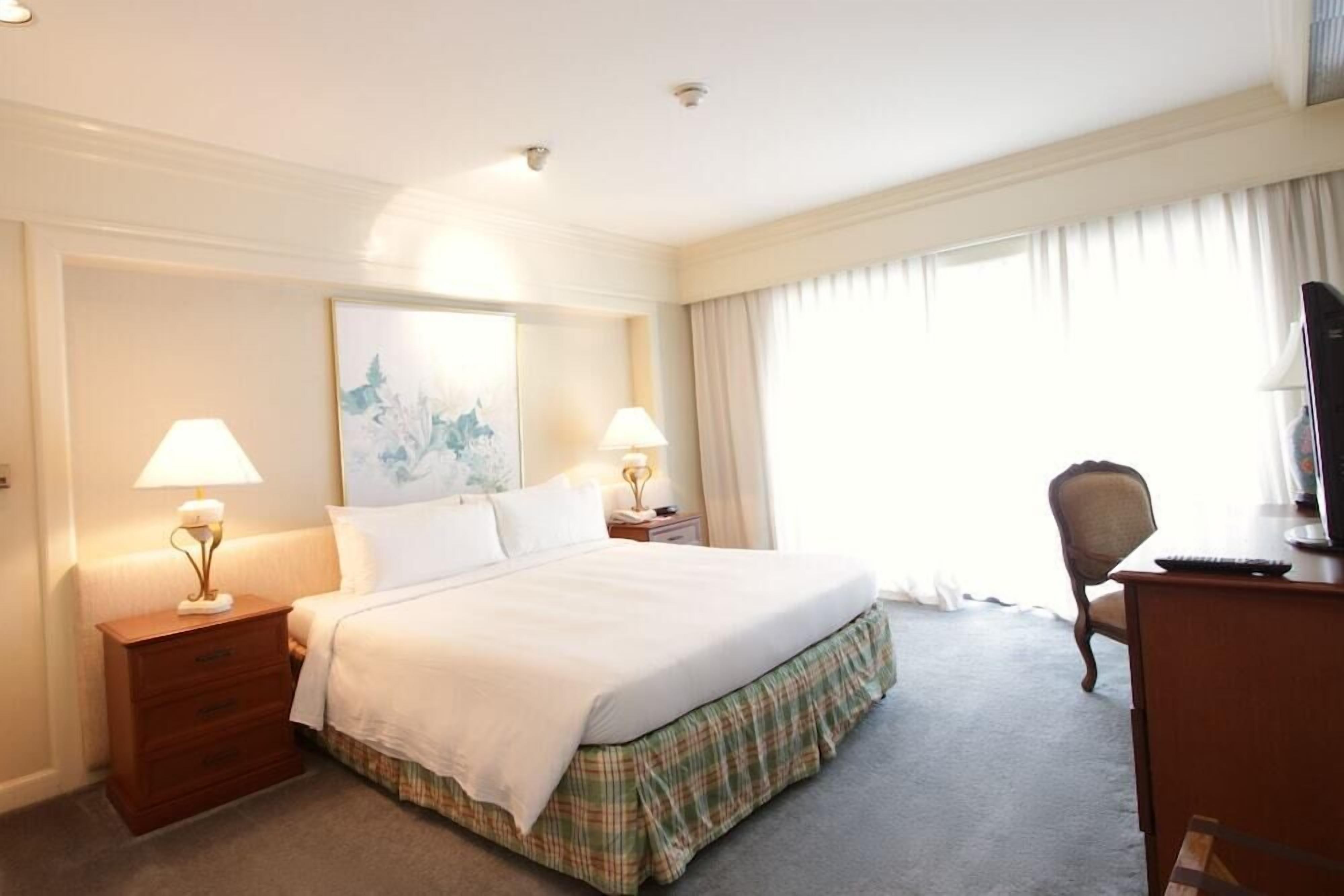 In-room safe, desk, iron/ironing board, cribs/infant beds