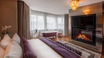 Penthouse Suite | Premium bedding, minibar, in-room safe, desk