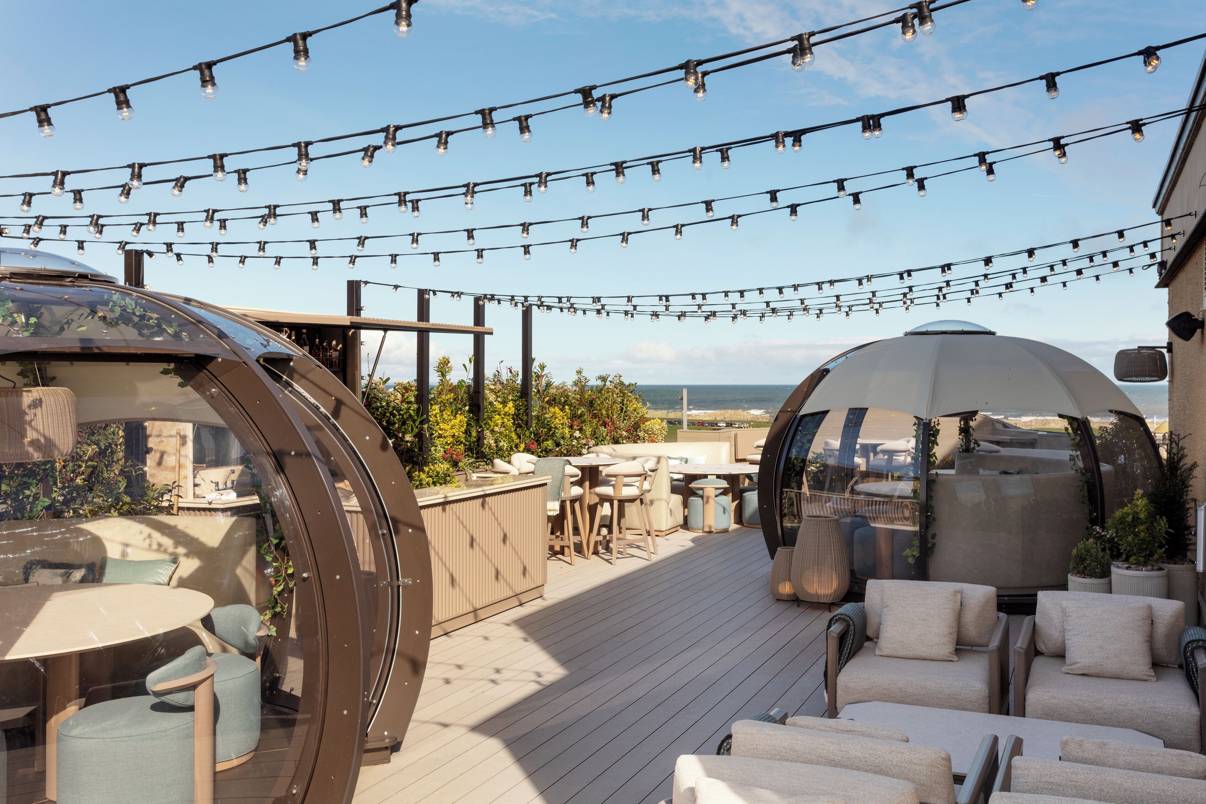 4 restaurants; lunch and dinner served