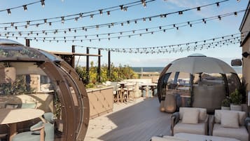 4 restaurants; lunch and dinner served