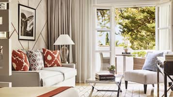 Suite Junior | Seprai premium, minibar, brankas, dan meja kerja